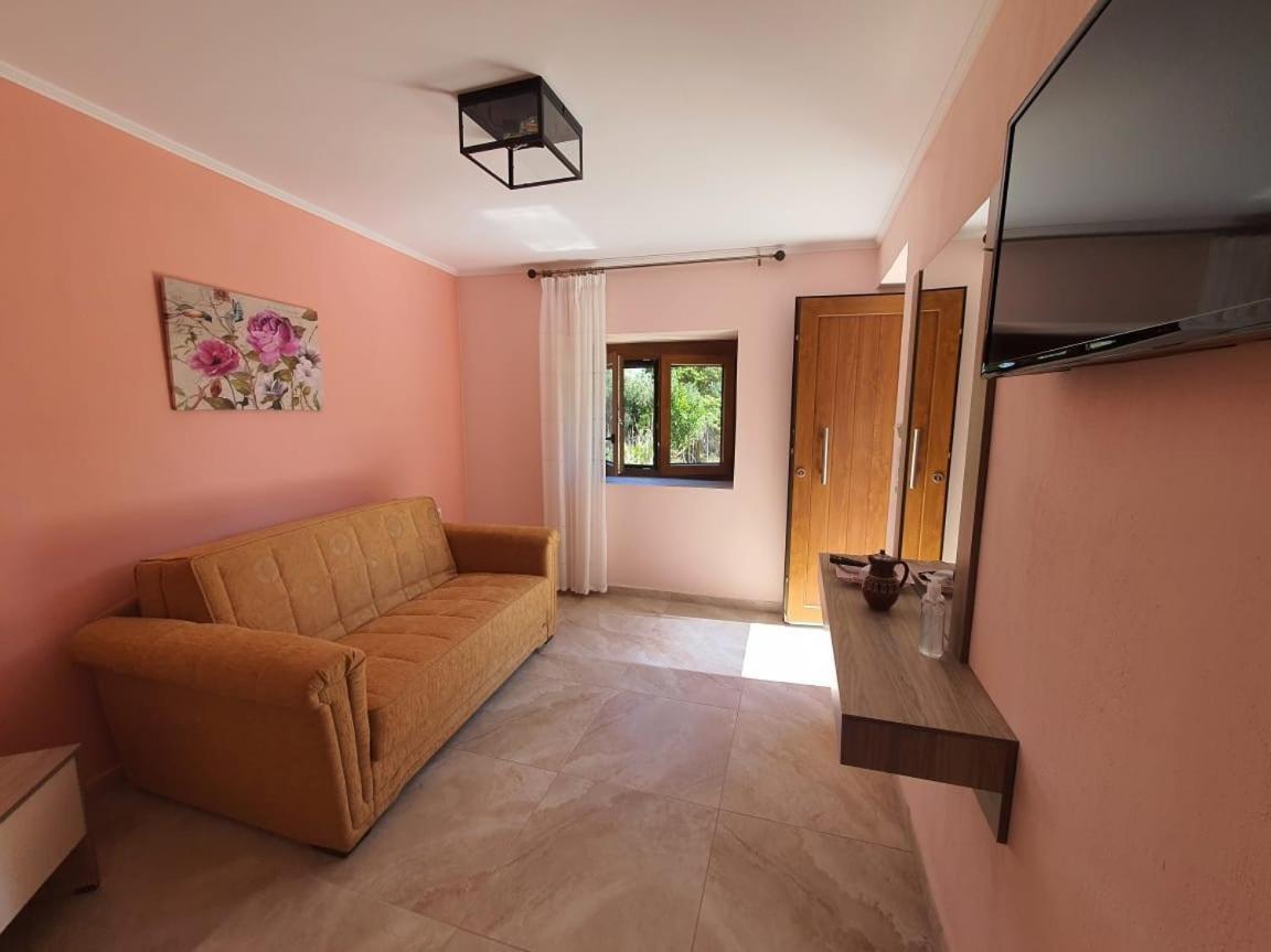 Panos House Apartment Koinira Exterior photo